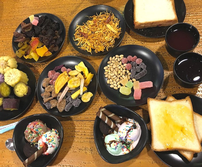 br/> Nếu ở những nơi khác thường có buffet hải sản, buffet sushi, buffet 3 miền..., thì đến Đà Lạt, du khách có thể thưởng thức buffet rau, buffet mứt độc đáo. Thành phố sương mù vốn nổi tiếng với nhiều loại nông sản rau củ quả tươi ngon và đủ các loại mứt đặc sản. Từ lợi thế này, người ta đã nghĩ ra cách phục vụ buffet rau, buffet mứt hấp dẫn. Ảnh: M.t.phuong.