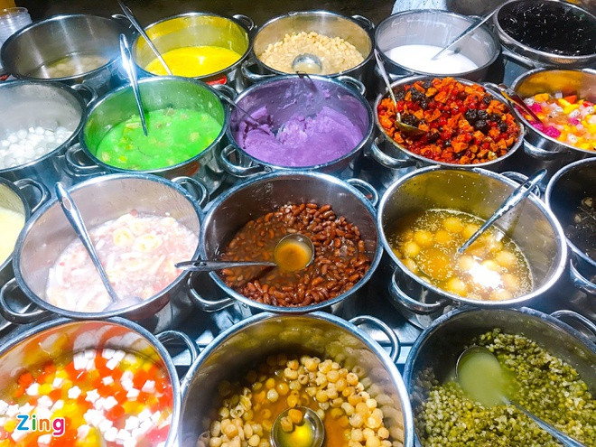 br/> Người Huế khéo tay, ăn uống cầu kỳ, tinh tế nên chế biến được nhiều thứ chè lạ, ngon và bổ. Chè bột lọc bọc heo quay, bông cau, nhãn bọc hạt sen hay đậu ngự... là nhiều trong những vị đặc sắc bậc nhất. Dọc bờ sông Hương, những tiệm chè với hàng chục loại chè đủ sắc xanh, tím, vàng, cam... đã trở thành hình ảnh ẩm thực độc đáo gắn liền với mảnh đất cố đô. Ảnh: Khánh Vân.