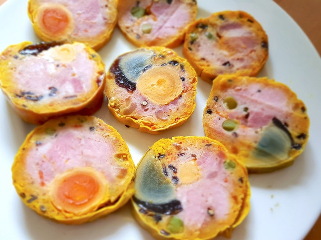 br/> Giò hoa ngũ sắc có hình thức bắt mắt, miếng nhỏ gọn, điểm xuyết nhiều màu từ thịt lợn, trứng muối, cà rốt, mộc nhĩ. Ngoài ra, tai lợn, lạp xưởng, trứng vịt, đậu Hà Lan, hành... cũng được sử dụng. Giò ngũ sắc thích hợp ăn kèm với củ kiệu hoặc bánh tráng. Món ngon này được ưa chuộng vào dịp Tết bởi sắc màu rực rỡ. Ảnh: Bepbacha.