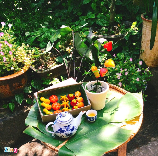 br/> Loại bánh đậu xanh nặn hình trái cây này có nguồn gốc từ cung đình Huế, được gọi là bánh "quý tộc" bởi trước kia vốn chỉ dành cho các vua chúa, quan lại thưởng thức. Nguyên liệu chính gồm đậu xanh đãi vỏ, nước cốt dừa, đường trắng, bột rau câu, màu thực phẩm. Khâu quan trọng nhất là nặn bánh, tô màu và tạo độ bóng cho trái cây. Ảnh: Khánh Vân.