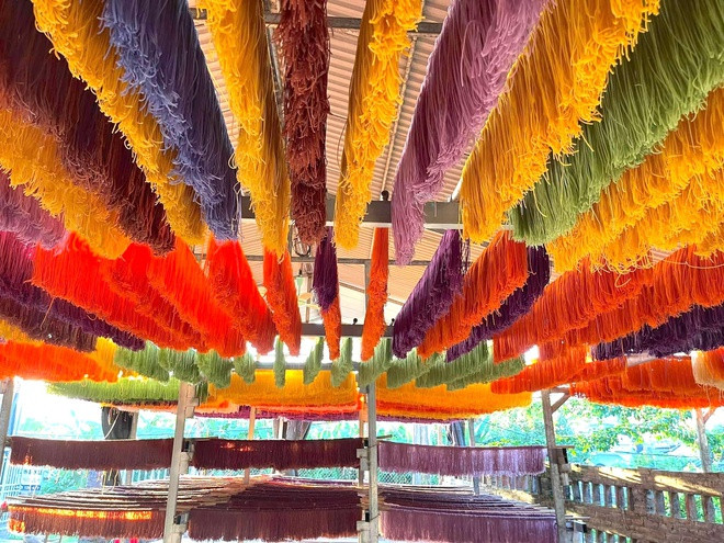 br/> Bún khô Cao Bằng được làm theo bí quyết gia truyền nên khi luộc sợi mềm như bún tươi, không gãy. Xóm Hồng Quang 2 (Cao Bằng) nổi tiếng với nghề truyền thống này. Du khách đến đây có cơ hội chiêm ngưỡng hàng trăm sào bún khô rực rỡ. Các nguyên liệu tự nhiên giúp tạo màu bún như ngô tẻ, gạo lứt đỏ, lá chùm ngây, hoa đậu biếc, lá cẩm, khoai lang tím, quả gấc... Bạn có thể chế biến bún ăn kèm canh xương, xào hay trộn... Ảnh: Hoàng Toan.