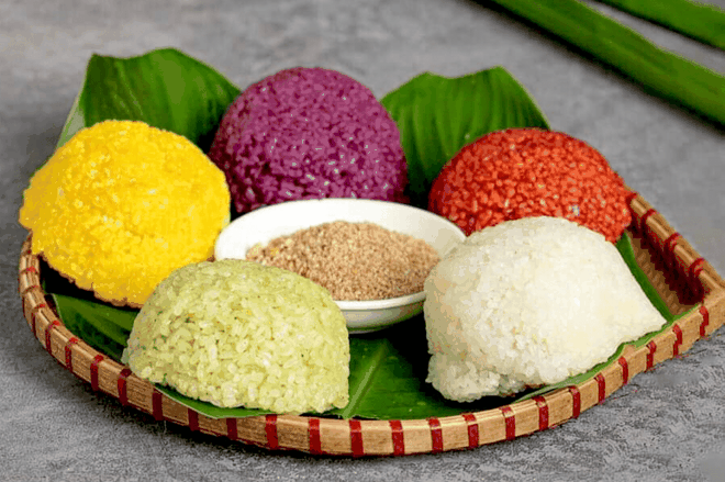 br/> Món xôi nếp dẻo thơm với 5 sắc được tạo màu hoàn toàn tự nhiên. Màu đỏ của gấc, màu vàng từ bột dành dành, màu xanh từ lá dứa, màu tím từ lá cẩm tím... Món ăn đặc trưng ở các tỉnh miền núi phía Bắc, đại diện cho quan niệm ngũ hành trong dân gian, ý nghĩa về triết lý âm dương và nhân sinh cao đẹp. Ảnh: Phghai.