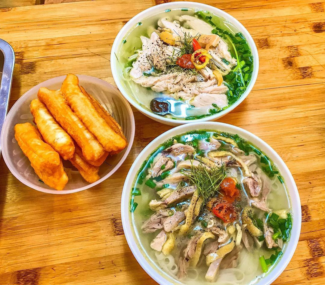 Phở là món ăn nổi tiếng trong ẩm thực Việt Nam. Sau phở bò, phở gà có lẽ là món được ưa chuộng hơn cả, giữa nhiều biến tấu khác nhau cho món phở thường thấy. Ở Hà Nội, ăn kèm với phở gà (và các món bún phở khác) thường có quẩy vàng giòn, béo béo. Ảnh: Bapcailongo.