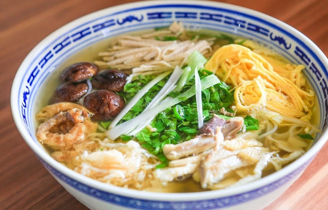 Bún thang được xem là món ăn tinh tế, công phu, dùng khá nhiều nguyên liệu, nhiều màu sắc đẹp mắt. Nét đặc trưng của món ăn thường là thái chỉ, thái nhỏ các thành phần nguyên liệu, như giò lụa thái chỉ, trứng tráng mỏng, lườn gà xé sợi, rau, hành thái nhỏ... Ảnh: Sở Du lịch Hà Nội.