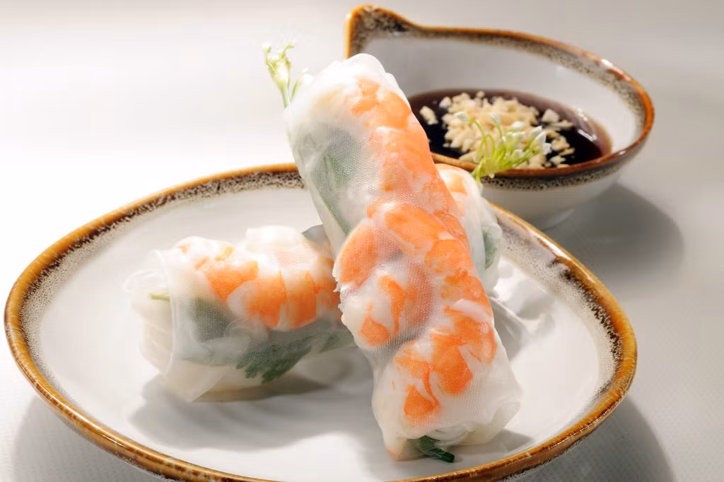 Nem cuốn còn gọi là gỏi cuốn, chỉ đơn giản gồm bánh tráng cuốn với nhiều thành phần khác nhau như bún, rau thơm, thịt bò, thịt ba chỉ, tôm... không có công thức cố định. Phần nước chấm ăn kèm của món ăn cũng rất quan trọng. Ảnh: ImgCop.