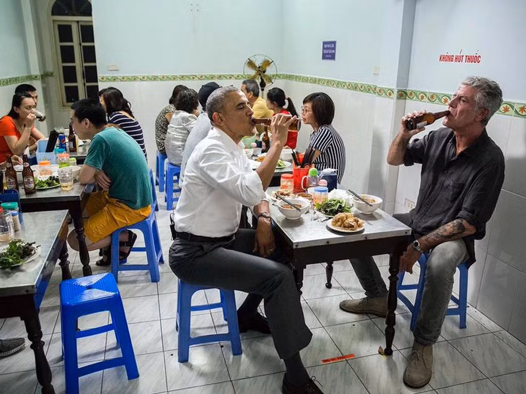 Năm 2016, trong chuyến công du tới Việt Nam, cựu Tổng thống Mỹ Barack Obama và cố đầu bếp nổi tiếng Anthony Bourdain từng thưởng thức bún chả ngay tại một quán ăn ở Hà Nội. Món bún chả bấy giờ tạo nên "cơn sốt" truyền thông và trở nên nổi tiếng hơn, có thêm nhiều người biết đến. Thậm chí, bộ bàn ghế và bát đũa mà cựu Tổng thống dùng bữa còn được bảo quản trong lồng kính. Ảnh: Anthony Bourdain.