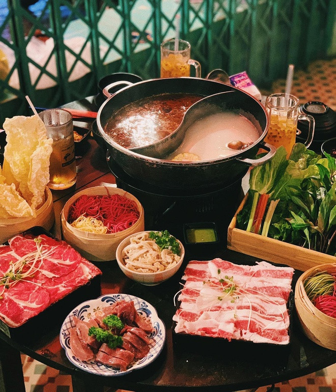 br/> Món lẩu Xuyên Tiêu có vị cay đặc trưng từ tiêu và ớt đỏ, quyện vị đậm đà của nước cốt xương và mùi hạt hoa tiêu thơm nồng. Nồi lẩu cân bằng hương vị hơn khi kết hợp các loại rau xanh, ngô ngọt, nấm. Tôm, thịt khi nhúng vào nước dùng nóng hổi góp phần tăng dưỡng chất. Ngoài ra, món lẩu được phục vụ kèm sợi mì nhiều màu sắc, khi nhúng lẩu vẫn giữ được độ dai ngon. Ảnh: Lauxuyentieu.