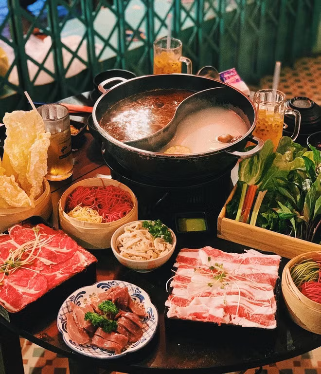 br/> Món lẩu Xuyên Tiêu có vị cay đặc trưng từ tiêu và ớt đỏ, quyện vị đậm đà của nước cốt xương và mùi hạt hoa tiêu thơm nồng. Nồi lẩu cân bằng hương vị hơn khi kết hợp các loại rau xanh, ngô ngọt, nấm. Tôm, thịt khi nhúng vào nước dùng nóng hổi góp phần tăng dưỡng chất. Ngoài ra, món lẩu được phục vụ kèm sợi mì nhiều màu sắc, khi nhúng lẩu vẫn giữ được độ dai ngon. Ảnh: Lauxuyentieu.