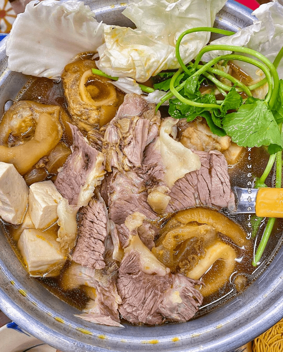 Xì xụp nồi lẩu bò nghi ngút khói là trải nghiệm ẩm thực không thể bỏ lỡ giữa tiết trời se lạnh tại phố núi. Mỗi quán có một cách chế biến riêng, rau ăn kèm đa dạng, song nhìn chung vẫn có vị ngọt thanh của nước dùng hầm từ xương bò. Phần lẩu thường hấp dẫn bởi các loại bắp bò, gân, đuôi hoặc xí quách kết hợp mì, đậu hũ, các loại rau, nước chấm từ chao, sa tế... Ảnh: Xiueattasty.