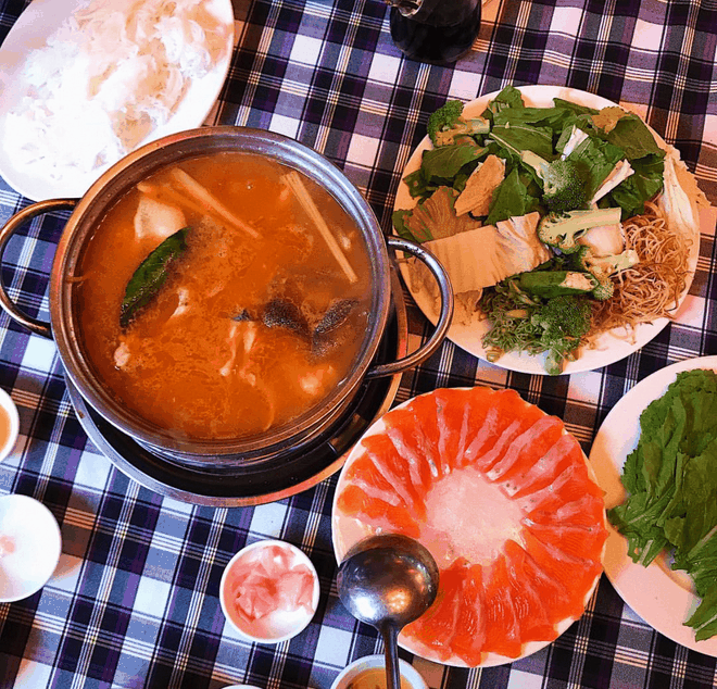 br/> Bên cạnh những món ăn làm nên danh tiếng ẩm thực Đà Lạt, lẩu cá hồi cũng là gợi ý đáng thử. Nguyên liệu chính gồm đầu cá hồi, phi lê cá thái mỏng, lườn cá hồi chiên vàng... Thành phần phụ có các loại củ giúp tăng độ ngọt nước, dứa chín thái miếng, cà chua bổ múi, sốt lẩu chua cay hoặc nước me, gia vị, hành phi. Lẩu được ăn kèm bún, rau tươi các loại. Ảnh: Thuy.ng91.