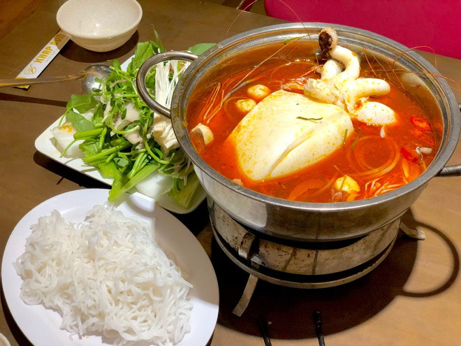 br/> Lẩu Thái mực hài hòa vị chua, cay, mặn, ngọt giúp bạn ấm bụng và thỏa mãn vị giác sau nhiều ngày ở nhà tránh dịch. Ngoài mực "khổng lồ" tươi làm điểm nhấn, nồi lẩu còn có tôm, nghêu, thịt bò, đồ viên, kèm bún, rau, nấm... Ảnh: Khapbunkha.