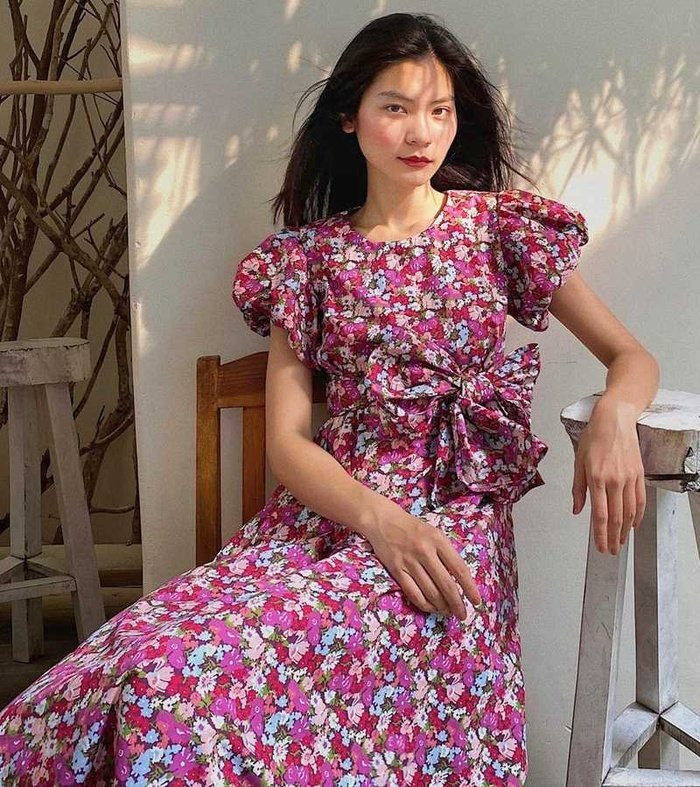 Kim Dung chỉ diện đơn giản chiếc váy hoa phủ màu tươi sáng, thắt nơ là đã có ngay vẻ ngoài nữ tính,yêu kiều.