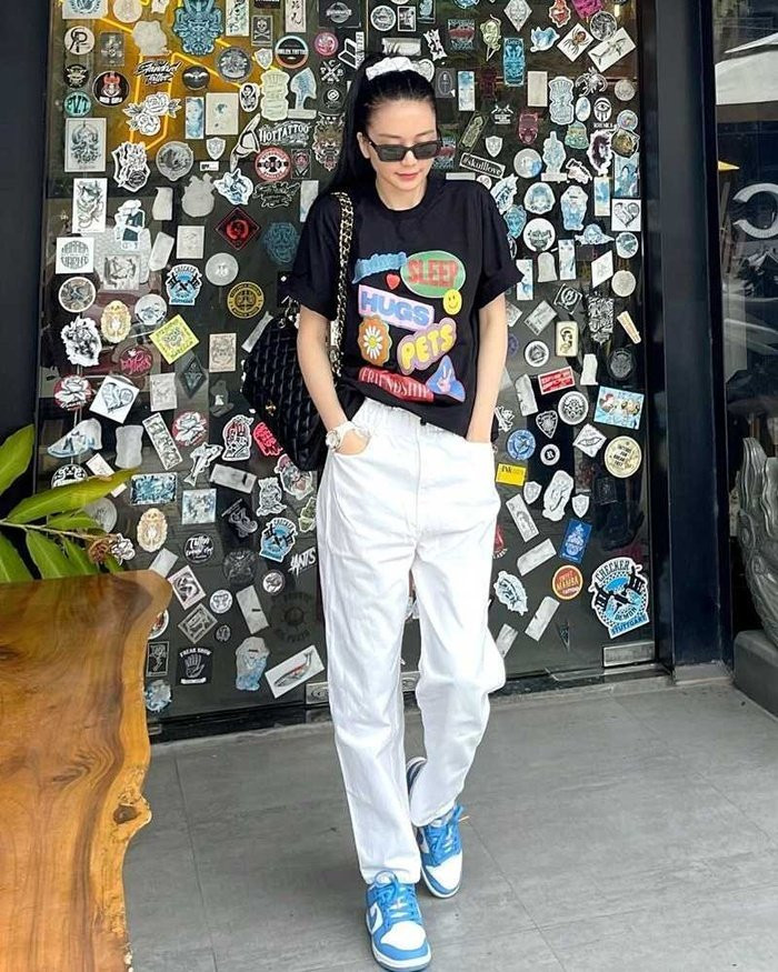 Thiều Bảo Trang lên đồ cá tính, khỏe khoắn với áo phông họa tiết trẻ trung mix cùng quần jeans sáng màu, diện thêm đôi giày thể thao màu nổi, tô đậm phong cách hiện đại, năng động.