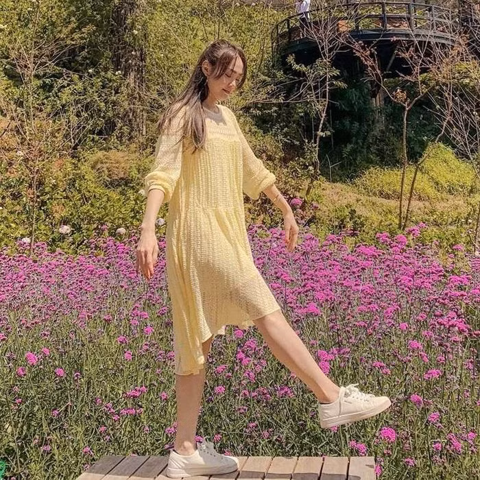 Minh Hằng vừa ngọt ngào dịu dàng nhưng lại không kém phần năng động, trẻ trung với chiếc đầm suông phủ tông màu vàng pasteel tươi sáng, phối cùng giày sneakers trắng sành điệu. Cách ăn diện này giúp cô trẻ trung ra vài tuổi.