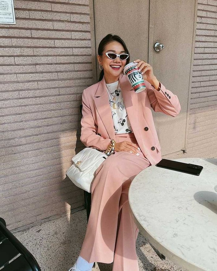 Thanh Hằng mang đến diện mạo mới cho thiết kế suit đậm chất công sở màu pastel ngọt ngào. Cô phối item này cùng áo phông họa tiết và sneakers, khéo léo sử dụng túi và kính mắt hàng hiệu làm điểm nhấn.