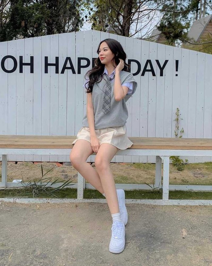 Phí Phương Anh lại lăng xê phong cách nữ sinh khi layer sơ mi, áo gi lê, chân váy và cà vạt tạo nên một set đồ đậm chất high teen.