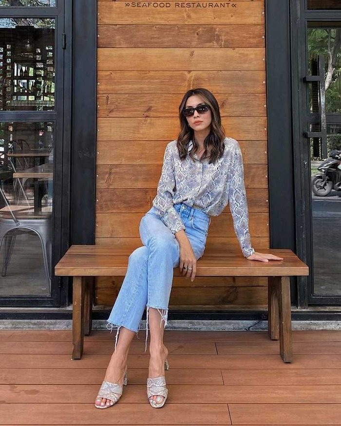 Diện sơ mi của Hà Tăng là mix sơ mi họa tiết da trăn cùng quần jeans rách gấu và sandals đế thô là một gợi ý hoàn hảo cho những ngày sang Thu. Cô còn chọn lối makeup tông trầm cũng khiến nàng “ngọc nữ” trở nên sang chảnh cá tính hơn hẳn.