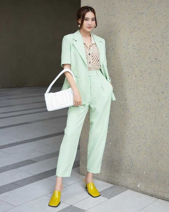 Ninh Dương Lan Ngọc diện set trang phục được phối matchy-matchy. Cô mix blazer và quần cạp cao cùng tông màu xanh bạc hà rồi khéo chọn áo lưới, đi thêm đôi sục mũi vuông, có tông màu vàng bắt mắt.