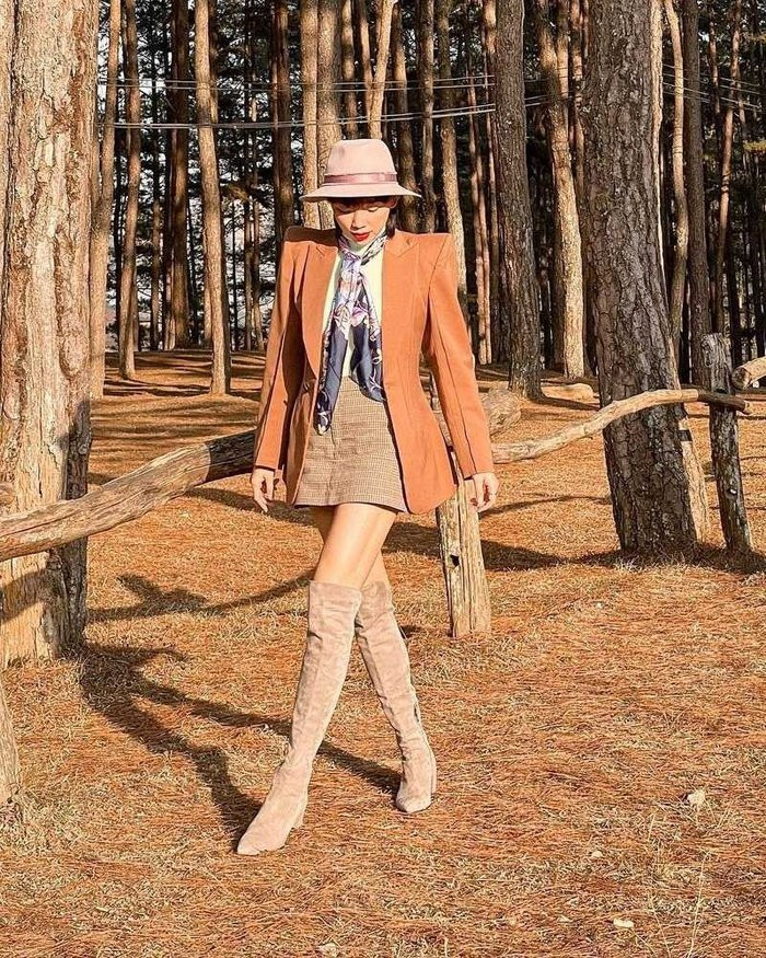 Lấy tông màu nâu và be làm chủ đạo, Tóc Tiên phối blazer và chân váy ngắn kèm boots cao cổ cùng mũ vành đồng điệu.