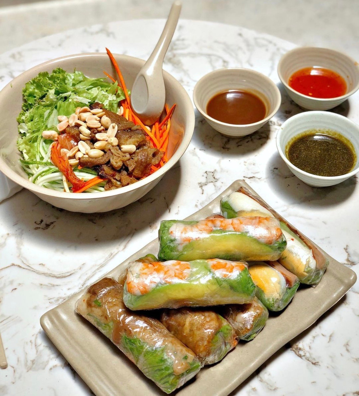  Gỏi cuốn có mặt trong danh sách 50 món ngon nhất thế giới. Nguyên liệu chính gồm thịt ba rọi, tôm luộc, bún tươi, rau sống… Các thành phần được gói trong bánh tráng. Khi ăn, thực khách sẽ nhúng gỏi vào nước mắm chua cay mặn ngọt hay sốt sền sệt. Ảnh: Khunglong.anit.