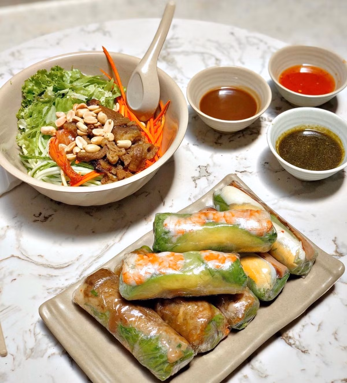  Gỏi cuốn có mặt trong danh sách 50 món ngon nhất thế giới. Nguyên liệu chính gồm thịt ba rọi, tôm luộc, bún tươi, rau sống… Các thành phần được gói trong bánh tráng. Khi ăn, thực khách sẽ nhúng gỏi vào nước mắm chua cay mặn ngọt hay sốt sền sệt. Ảnh: Khunglong.anit.