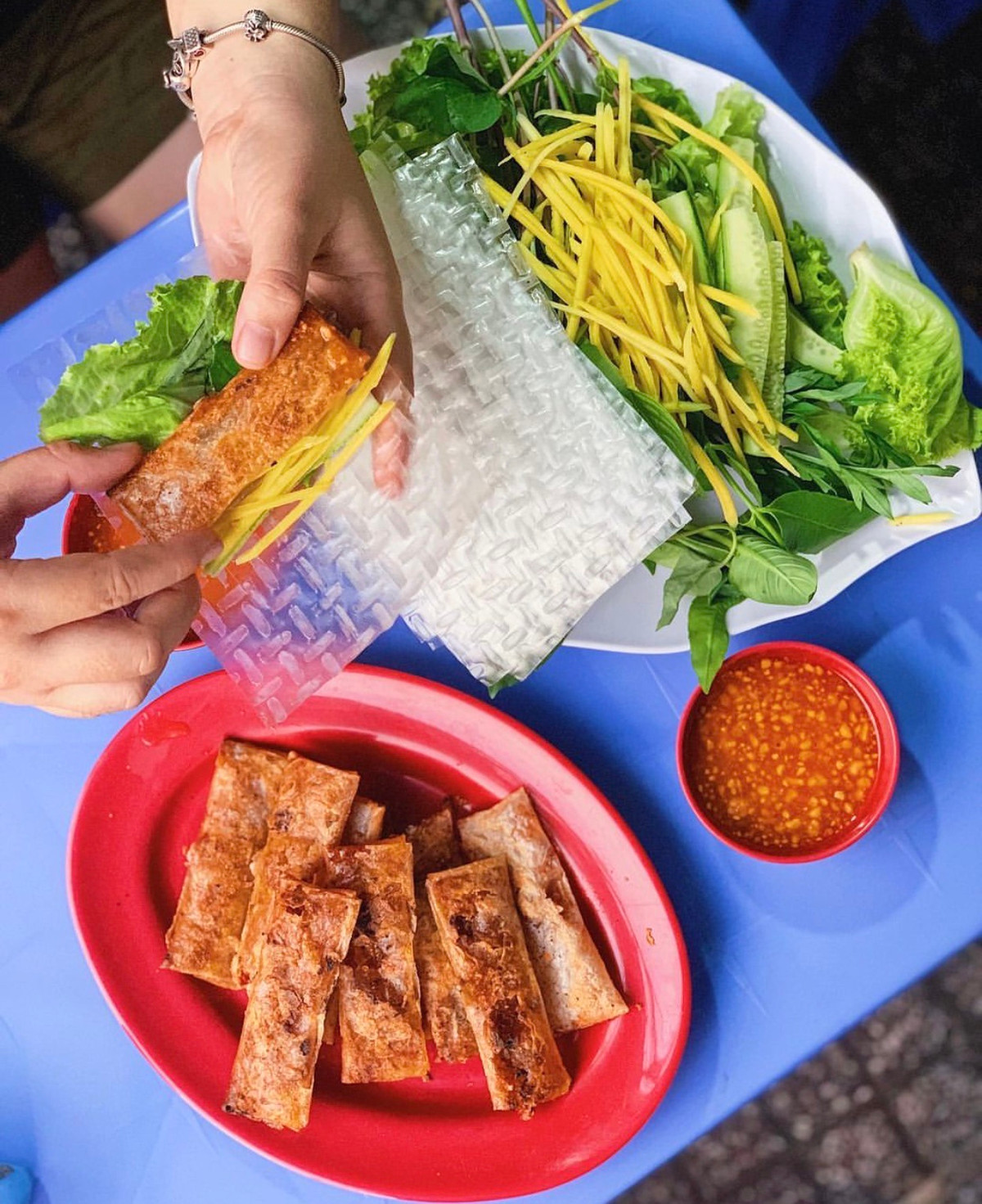 Chả lụi có xuất xứ từ thị xã Lagi, tỉnh Bình Thuận. Thành phần chính trong món này là bánh tráng mỏng gói nhân ở giữa, thường là nhân tôm thịt quết nhuyễn, rồi đem chiên hoặc nướng giòm rụm. Chả lụi được dùng kèm bánh tráng, rau sống và nước chấm. Ảnh: Mysteriousaigon.