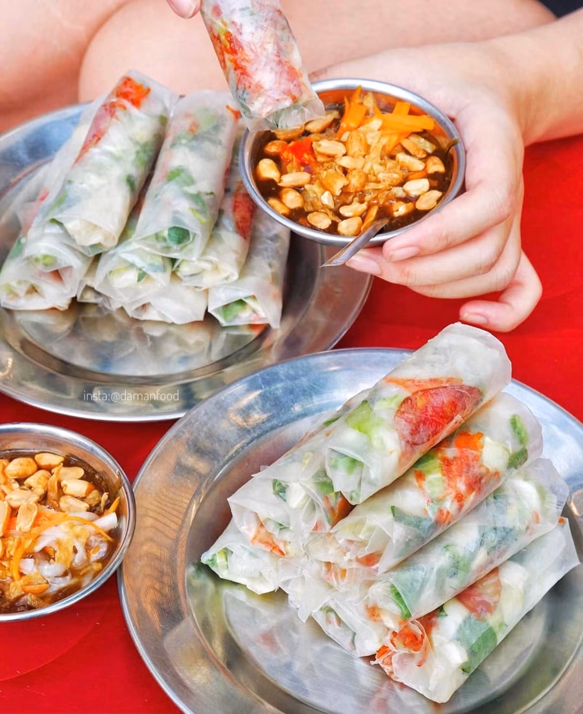 Bò bía mặn là món ăn vặt hút giới trẻ ở TP.HCM. Nguyên liệu cơ bản gồm bánh tráng cuộn lạp xưởng, rau xà lách, củ đậu, tôm khô, rau thơm... Nước chấm làm từ tương đậu nành, thêm đậu phộng rang, đồ chua. Ảnh: Damanfood.