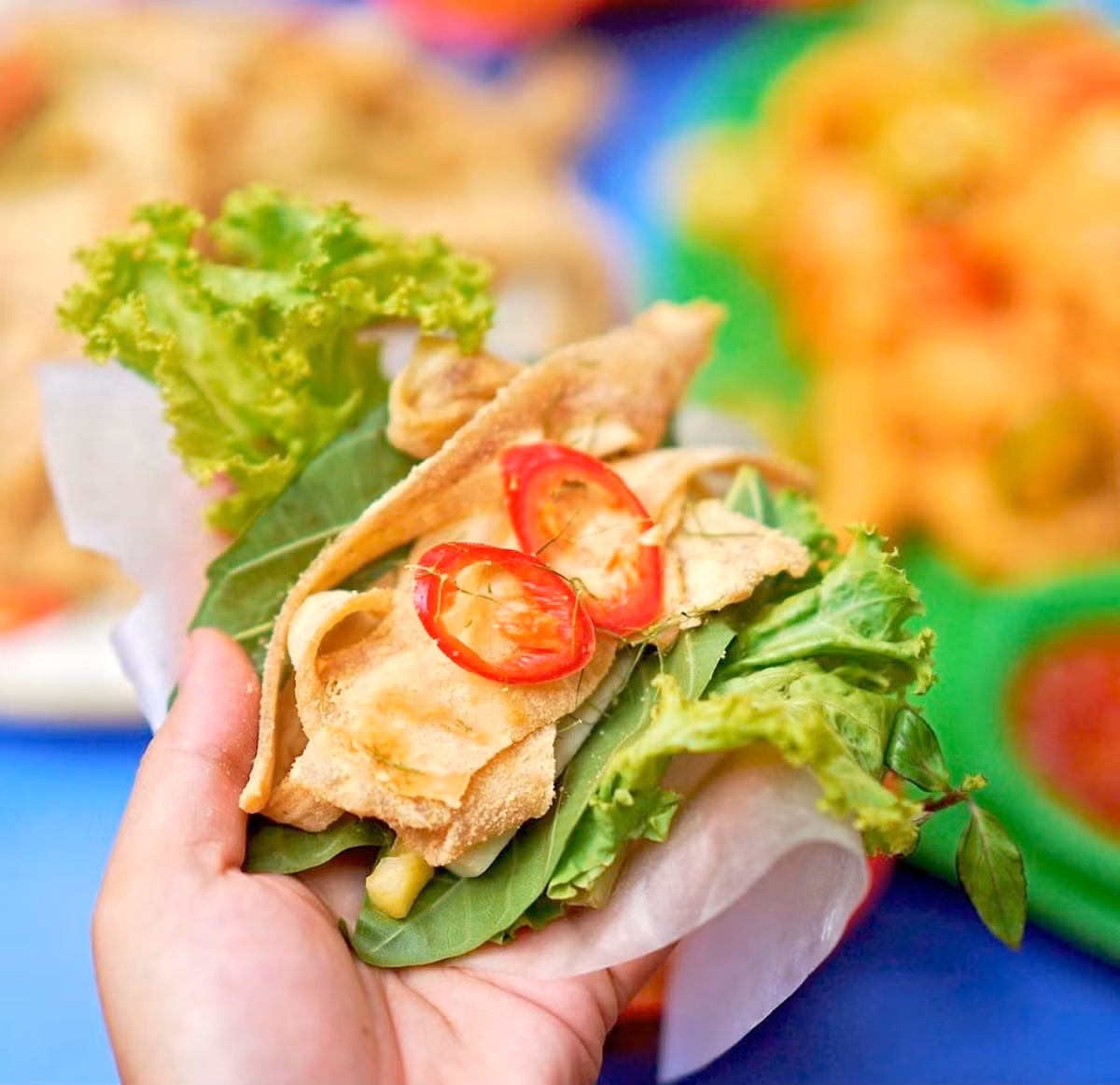 Nem tai là món ăn dân dã nổi tiếng ở Hà Nội. Thực khách có thể dùng bánh tráng cuộn miếng nem tai, rau sống, lá sung rồi chấm nước mắm đậm đà. Khi ăn, bạn sẽ dễ dàng cảm nhận vị giòn từ nem tai, thanh mát của rau. Ảnh: Mysteriousaigon.