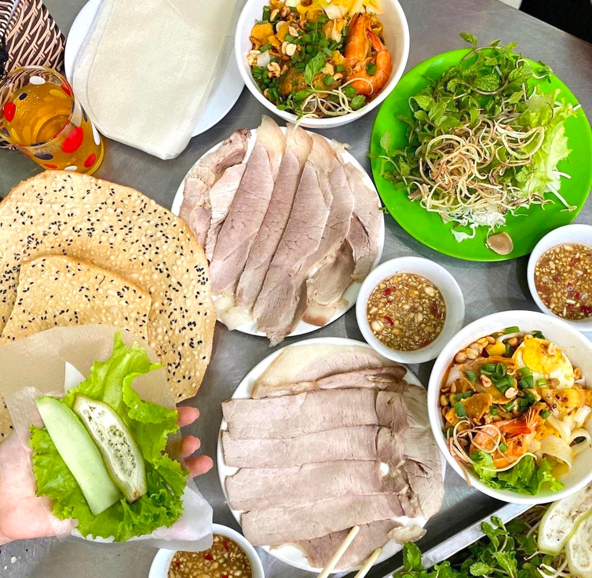 Bánh tráng cuốn thịt heo là đặc sản của Đà Nẵng được nhiều người yêu thích. Món ăn có sự kết hợp của bánh tráng mỏng, dai và thịt heo luộc thái từng lát đều, ít mỡ. Ngoài ra, đĩa rau sống tươi đủ loại cùng chén mắm nêm đậm đà là yếu tố quan trọng tạo sự tinh túy trong hương vị. Ảnh: Normaltus.