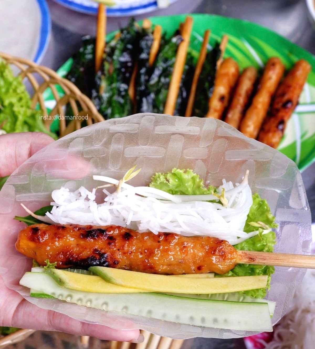 Nem lụi là đặc sản hút khách ở vùng đất cố đô. Những chiếc nem lụi được nướng vàng ươm, thơm phức trên bếp than hồng. Thực khách thưởng thức nem kèm bánh tráng, rau sống, khế chua, chuối xanh... Điểm nhấn là phần nước lèo đậu phộng để chấm làm tăng vị hấp dẫn cho món ăn. Ảnh: Damanfood.