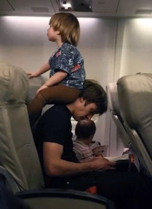 Con chỉ muốn quan sát phía sau cho rõ thôi mà.