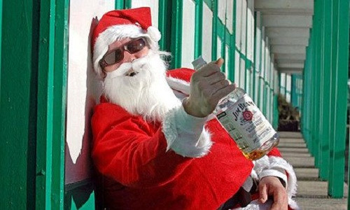 Thích thú với chai rượu mình có được.