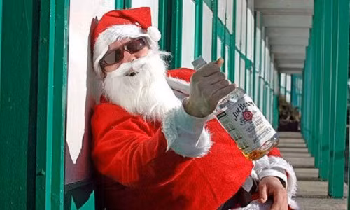 Thích thú với chai rượu mình có được.