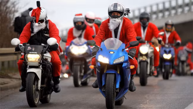 Biệt đội mô tô khủng dành cho ông già Noel đi phát quà.
