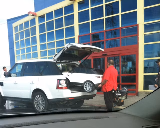 Để tôi cho xe này lên đã.