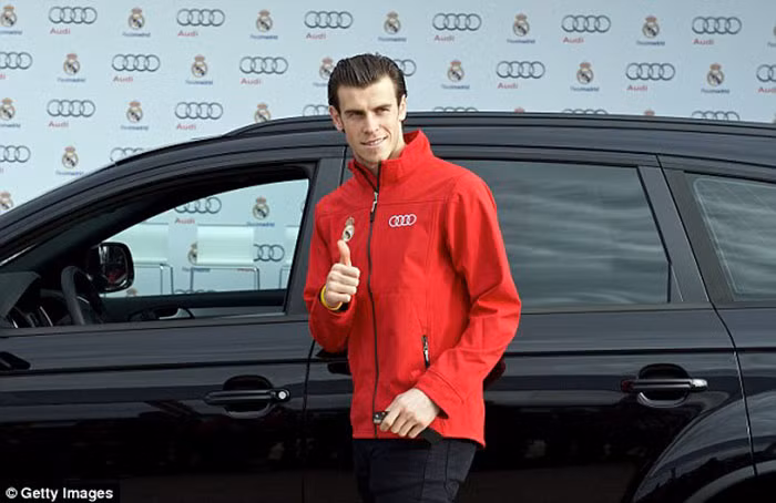 Gareth Bale là một trong số 12 người nói trên. Anh chọn chiếc màu đen.