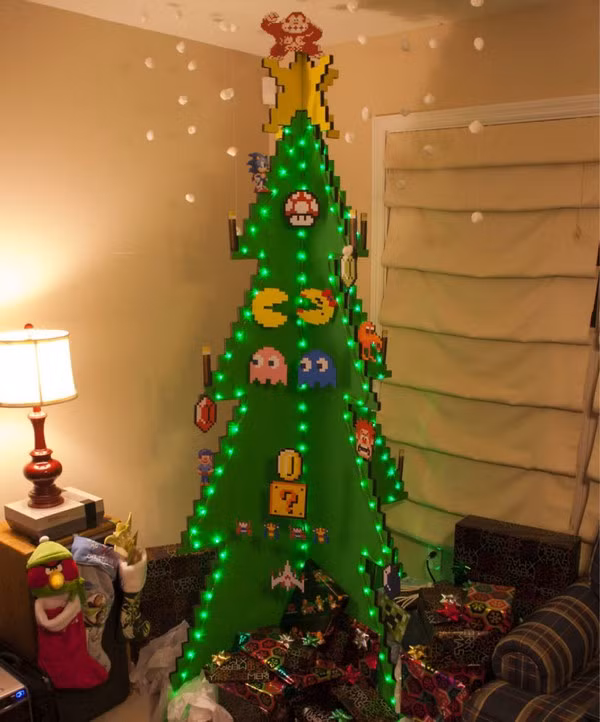 Cây thông với các nhân vật được trẻ nhỏ yêu thích.