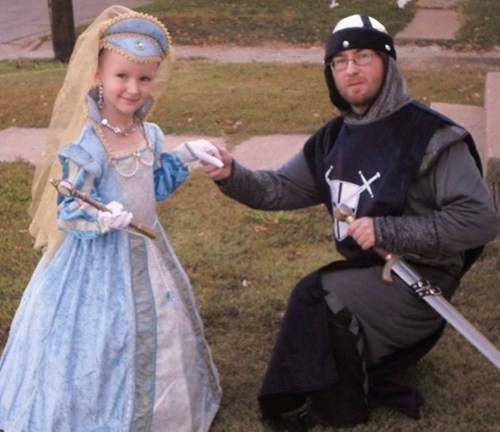 Hai bố con cùng hoá trang thành những nhân vật trong phim...