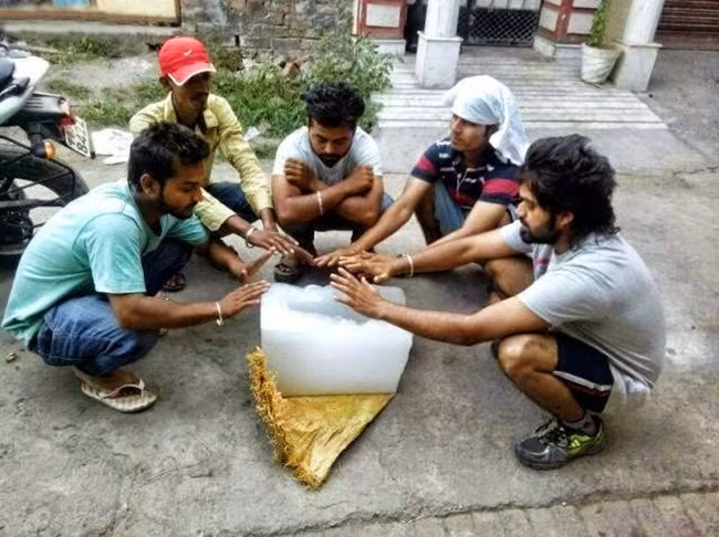 Hơ tay trên đá cho mát.