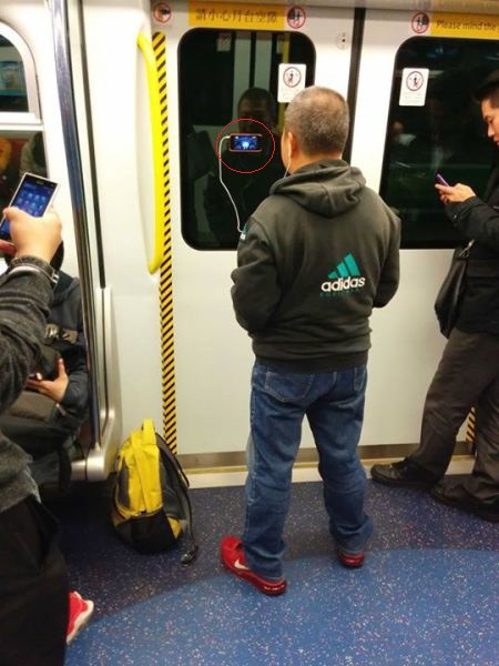 Không cần phải cầm.