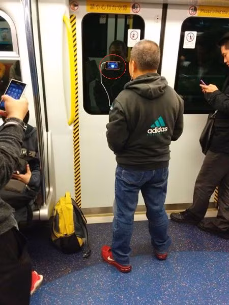 Không cần phải cầm.