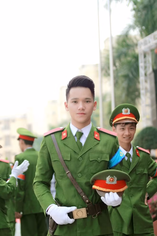 Trên Facebook của Tuấn Kiệt có gần 20.000 lượt người theo dõi. Mỗi hình ảnh, trạng thái chia sẻ của nam sinh cảnh sát hút hàng trăm, nghìn lượt thích và bình luận. Kiệt chia sẻ: “Được mọi người quan tâm là điều khá bất ngờ với mình. Mình nghĩ do niềm đam mê chụp ảnh đã mang mọi người lại gần hơn. Mọi người chắc cũng tò mò về cuộc sống của một sinh viên cảnh sát như thế nào?”.