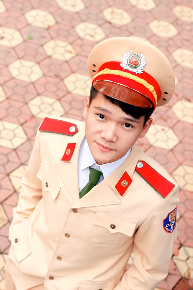 Bế Tuấn Kiệt (sinh năm 1994) là sinh viên năm thứ 3 trường HV Cảnh sát Nhân dân, chuyên ngành Cảnh sát Giao thông.