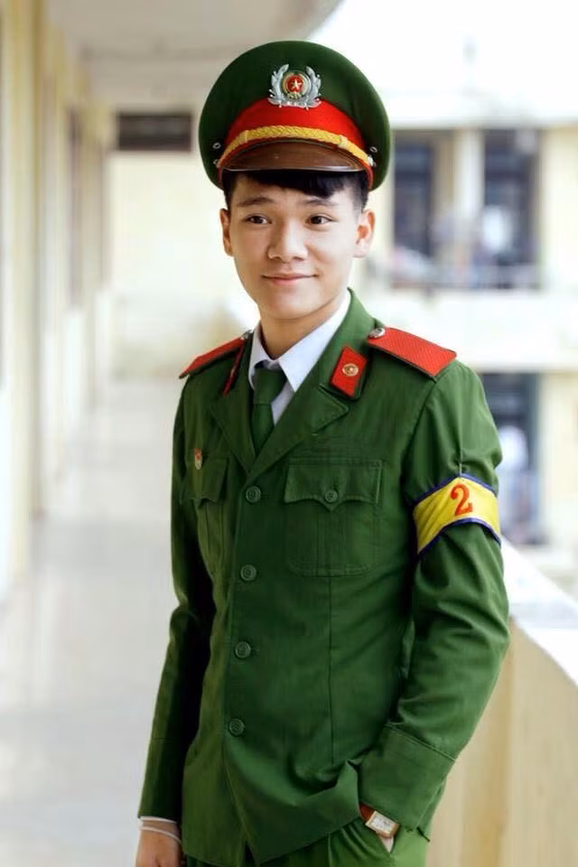 Ngoài thời gian học tập, chàng trai sinh năm 1994 tham gia các CLB như cầu lông, văn nghệ, thể thao.