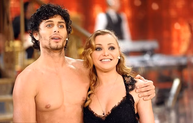 Rõ ràng là họ hết sức hài lòng với màn trình diễn của mình nên cả hai đều tươi cười chờ nghe nhận xét của ban giám khảo.