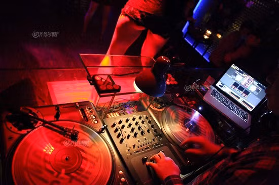 A Hao giấu cả nhà chuyện đi làm trong một quán bar sau khi tốt nghiệp trường nghệ thuật, vì theo quan niệm của người dân quê anh, làm việc ở hộp đêm là chuyện không thể chấp nhận.