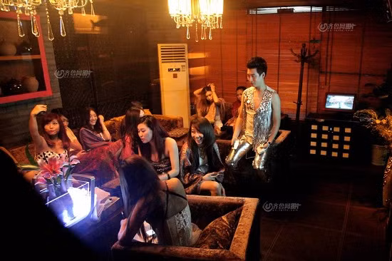 Vượt qua vô số hiểu lầm tai hại, A Hao trở thành thành viên nam duy nhất trong đội nhảy sexy của hộp đêm.