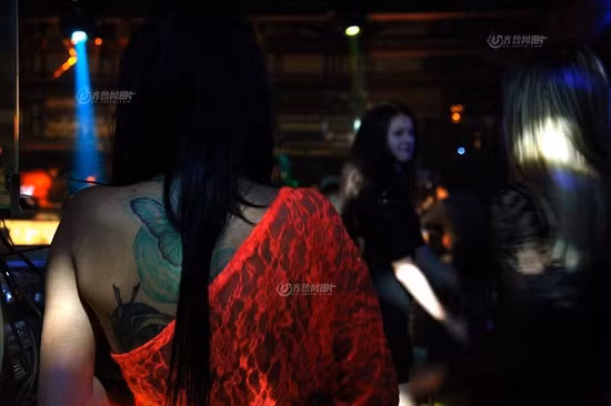 Anna, 29 tuổi, vũ công tại hộp đêm, là mẹ của một cô con gái hai tuổi. Cô phải che giấu danh tính thực sự của mình để tiếp tục công việc ở đây.