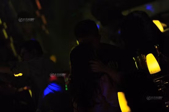 Mọi người đến bar để tìm kiếm người hẹn hò. A Feng cho biết: ước mơ của anh là trở thành một nhà báo, thay vì làm việc như hiện nay.