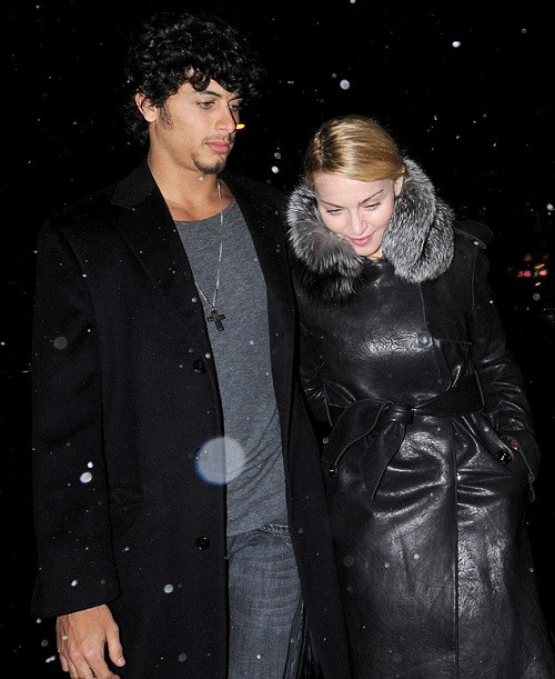 Jesus gặp Madona lần đầu tiên vào năm 2008 khi cô đang ở tuổi 55, và mối tình chị em này đã kết thúc chóng vánh hai năm sau đó.